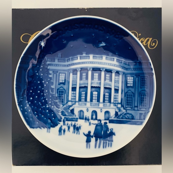 Royal Copenhagen Porcelain Christmas in America Decorative Plates, Christmas Eve - Picture 3 of 12